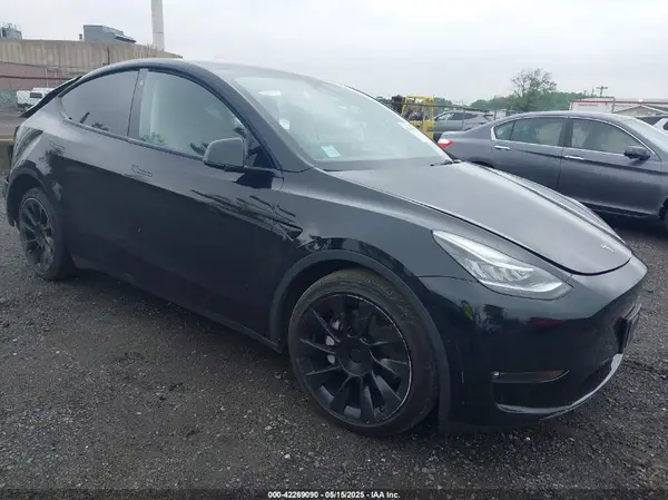 7SAYGDEE4NF436212 2022 TESLA MODEL Y - Image 1