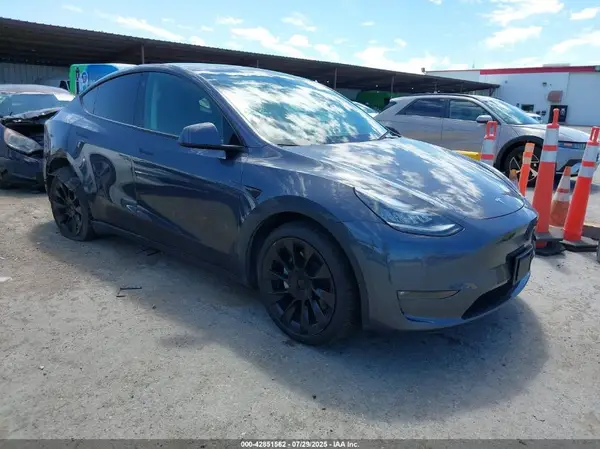 7SAYGDEE4NF437019 2022 TESLA MODEL Y - Image 1
