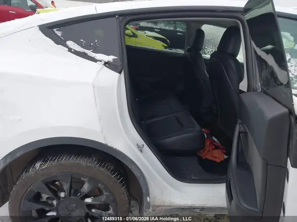 7SAYGDEE4NF440955 2022 TESLA MODEL Y - Image 8