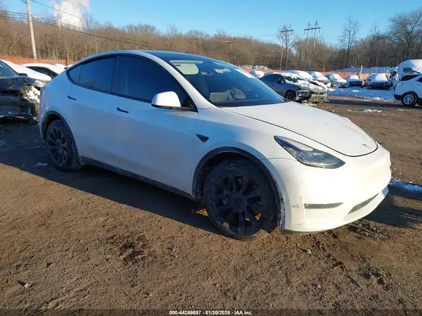 7SAYGDEE4NF445847 2022 TESLA MODEL Y - Image 1