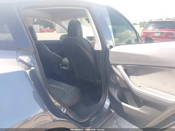 7SAYGDEE4NF446917 2022 TESLA MODEL Y - Image 8
