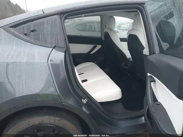 7SAYGDEE4NF447159 2022 TESLA MODEL Y - Image 8