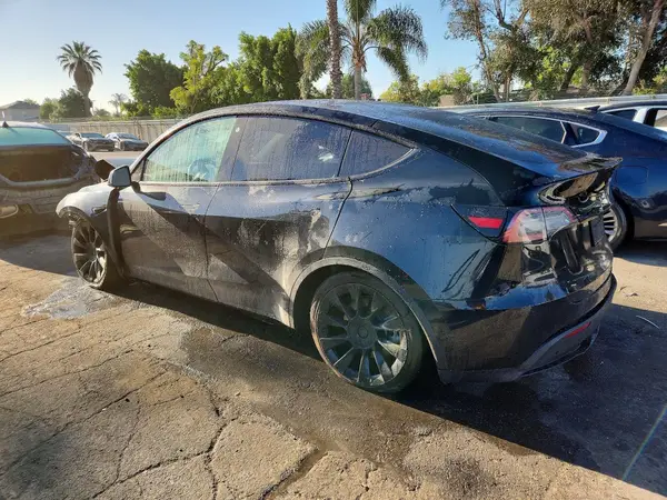 7SAYGDEE4NF480307 2022 TESLA MODEL Y - Image 2