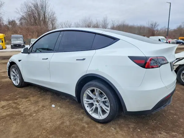 7SAYGDEE4NF512110 2022 TESLA MODEL Y - Image 2
