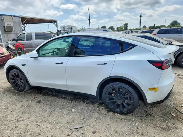 7SAYGDEE4NF520028 2022 TESLA MODEL Y - Image 2