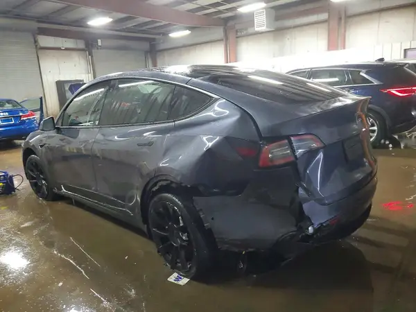 7SAYGDEE4NF522670 2022 TESLA MODEL Y - Image 2