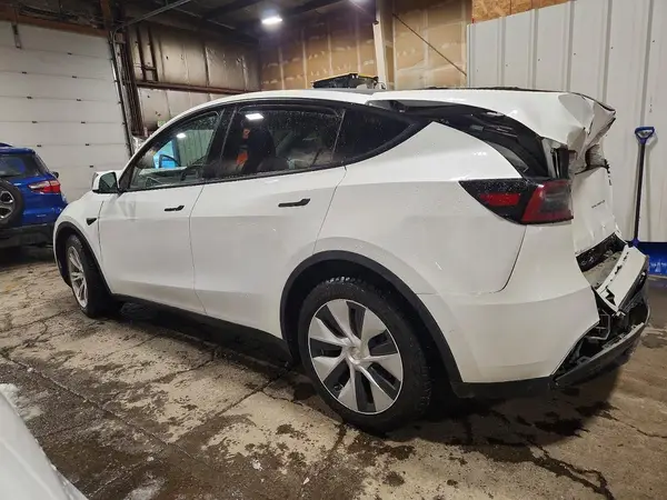 7SAYGDEE4NF531921 2022 TESLA MODEL Y - Image 2