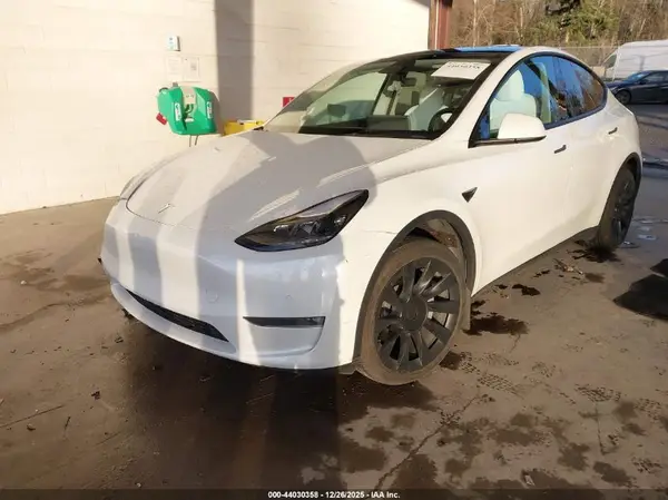7SAYGDEE4NF546533 2022 TESLA MODEL Y - Image 2