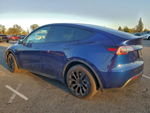7SAYGDEE4NF556169 2022 TESLA MODEL Y - Image 2
