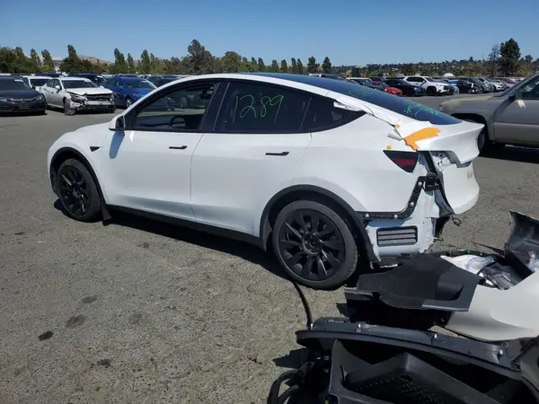 7SAYGDEE4NF573084 2022 TESLA MODEL Y - Image 2