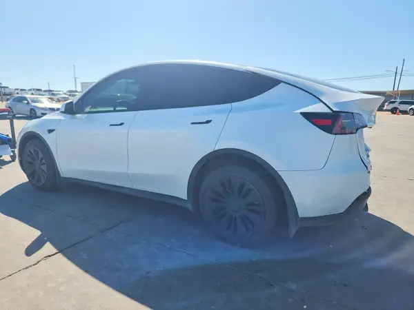 7SAYGDEE4PA036439 2023 TESLA MODEL Y - Image 2