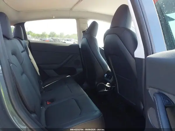 7SAYGDEE4PA037218 2023 TESLA MODEL Y - Image 8