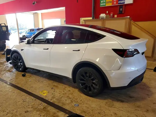 7SAYGDEE4PA058229 2023 TESLA MODEL Y - Image 2