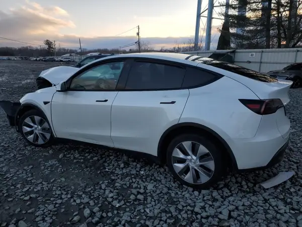 7SAYGDEE4PA100043 2023 TESLA MODEL Y - Image 2