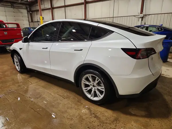 7SAYGDEE4PA100964 2023 TESLA MODEL Y - Image 2