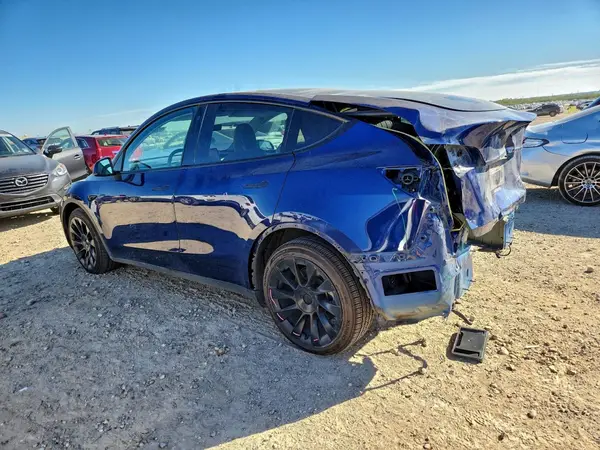 7SAYGDEE4PF582547 2023 TESLA MODEL Y - Image 2