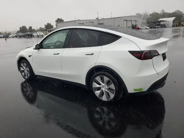 7SAYGDEE4PF622433 2023 TESLA MODEL Y - Image 2