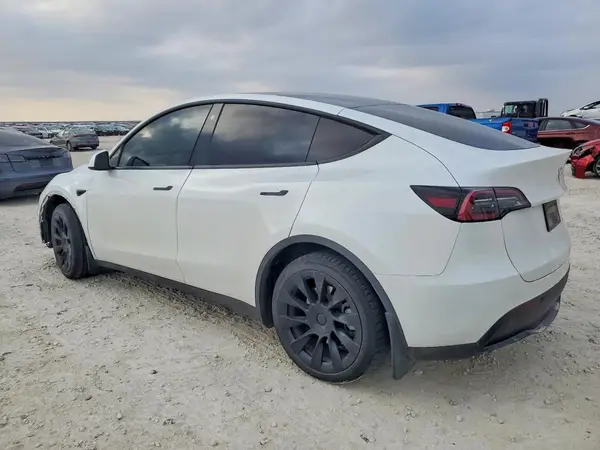 7SAYGDEE4PF630726 2023 TESLA MODEL Y - Image 2