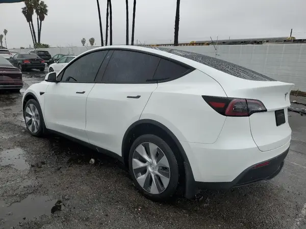 7SAYGDEE4PF631407 2023 TESLA MODEL Y - Image 2