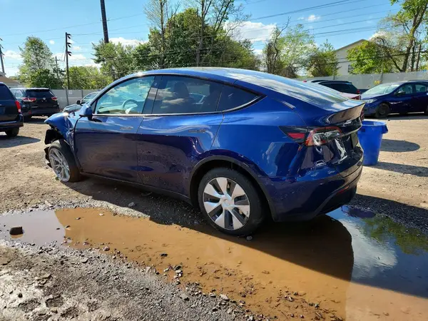 7SAYGDEE4PF672247 2023 TESLA MODEL Y - Image 2