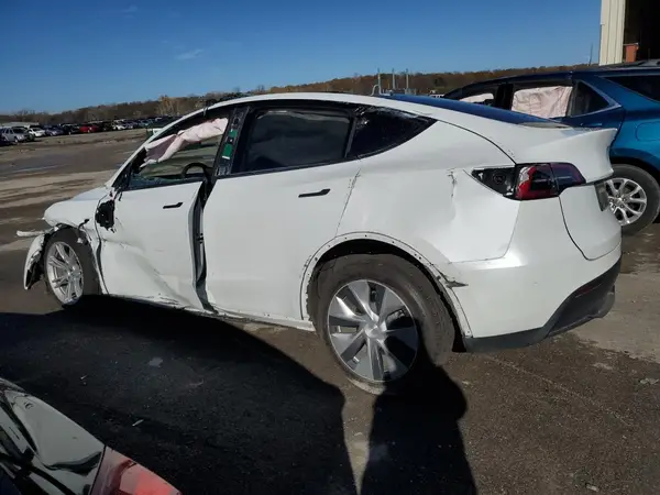 7SAYGDEE4PF687170 2023 TESLA MODEL Y - Image 2