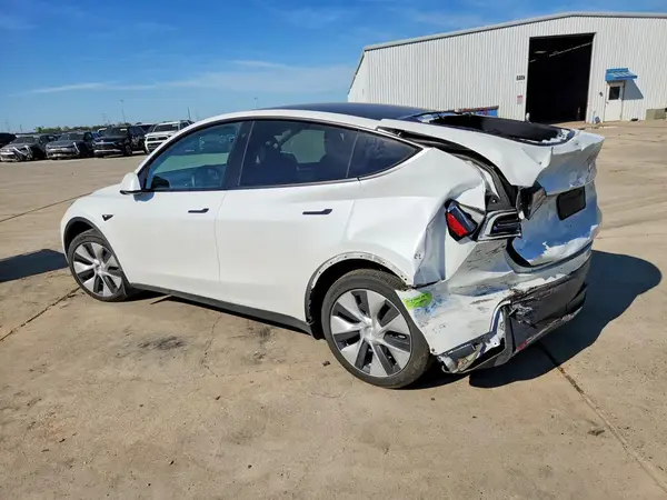 7SAYGDEE4PF687590 2023 TESLA MODEL Y - Image 2