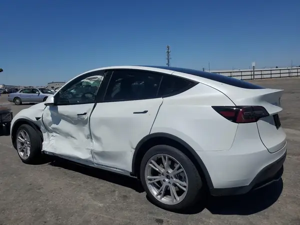 7SAYGDEE4PF738828 2023 TESLA MODEL Y - Image 2