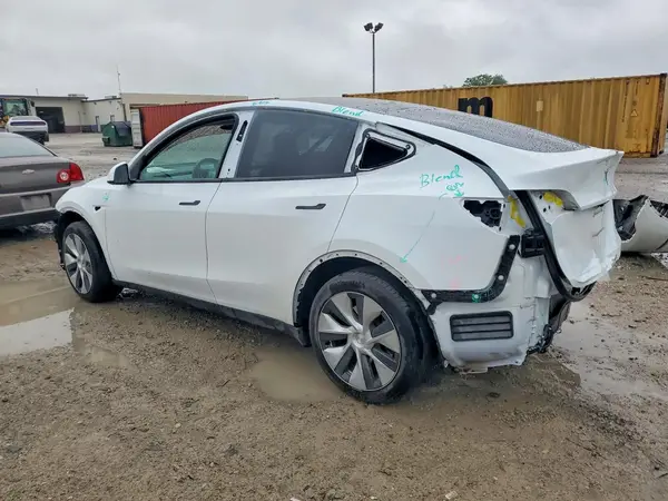7SAYGDEE4PF791495 2023 TESLA MODEL Y - Image 2