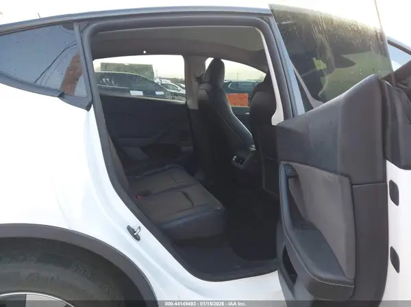 7SAYGDEE4PF812099 2023 TESLA MODEL Y - Image 8