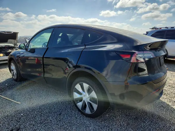 7SAYGDEE4PF823247 2023 TESLA MODEL Y - Image 2