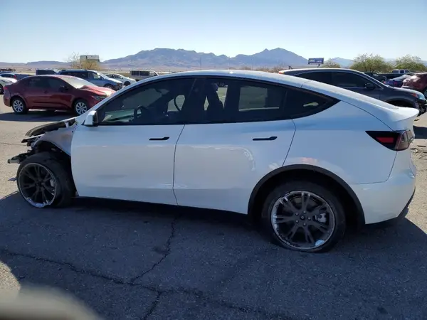 7SAYGDEE4PF850836 2023 TESLA MODEL Y - Image 2
