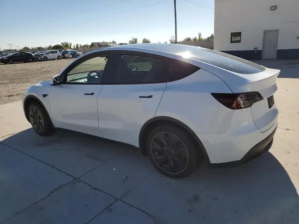 7SAYGDEE4PF854076 2023 TESLA MODEL Y - Image 2