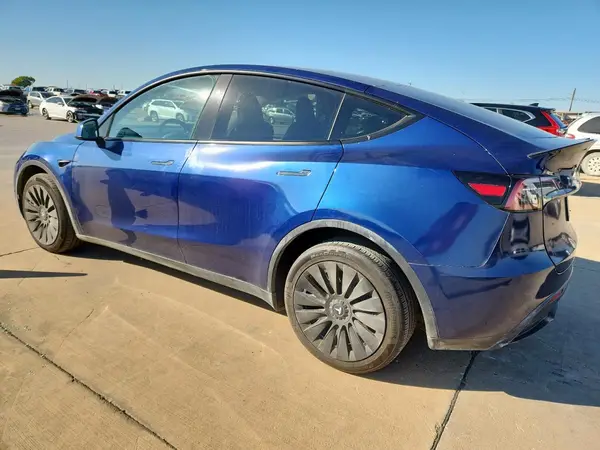 7SAYGDEE4PF858516 2023 TESLA MODEL Y - Image 2