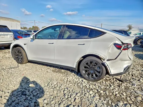 7SAYGDEE4PF875588 2023 TESLA MODEL Y - Image 2