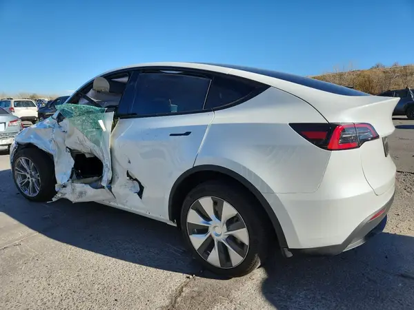 7SAYGDEE4PF876787 2023 TESLA MODEL Y - Image 2