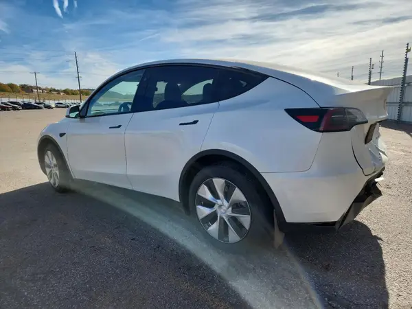 7SAYGDEE4PF885232 2023 TESLA MODEL Y - Image 2