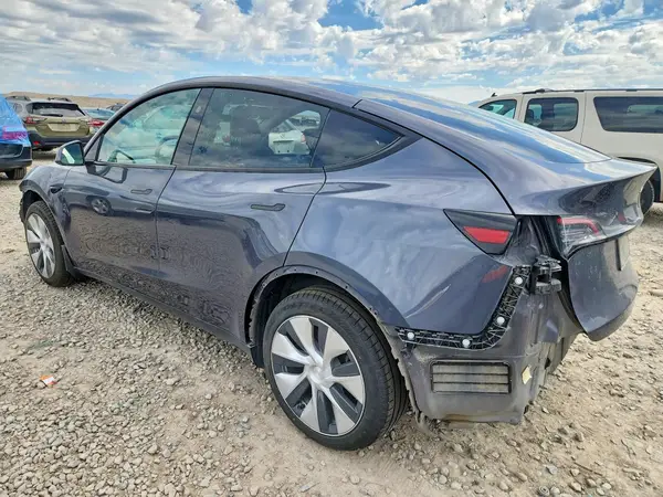 7SAYGDEE4PF885988 2023 TESLA MODEL Y - Image 2