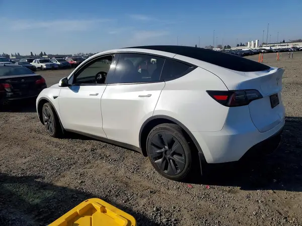 7SAYGDEE4PF888194 2023 TESLA MODEL Y - Image 2