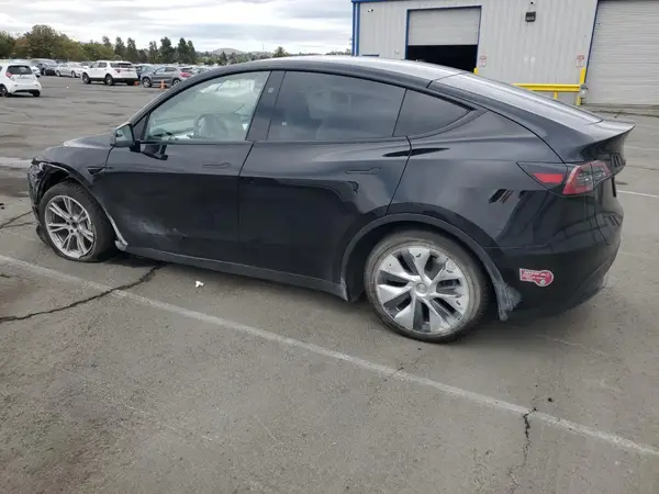 7SAYGDEE4PF896683 2023 TESLA MODEL Y - Image 2