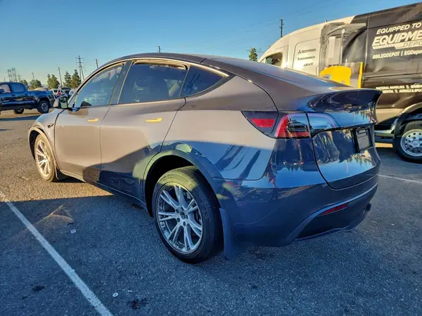 7SAYGDEE4PF905477 2023 TESLA MODEL Y - Image 2