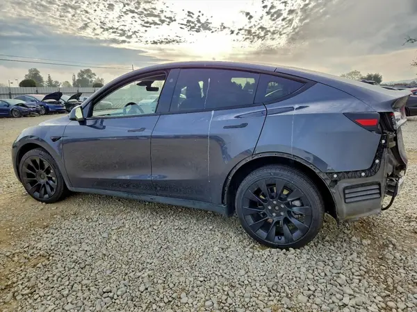 7SAYGDEE4PF937202 2023 TESLA MODEL Y - Image 2