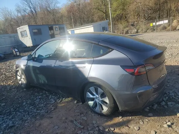 7SAYGDEE4RA215731 2024 TESLA MODEL Y - Image 2
