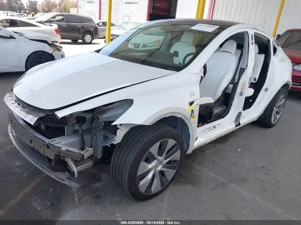 7SAYGDEE4RA258384 2024 TESLA MODEL Y - Image 2