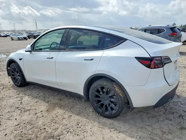 7SAYGDEE4RA286055 2024 TESLA MODEL Y - Image 2