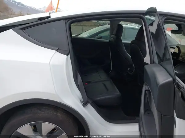 7SAYGDEE4RF067275 2024 TESLA MODEL Y - Image 8