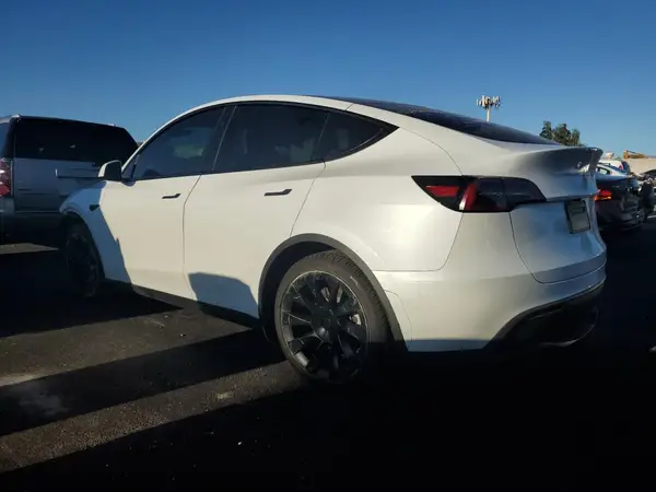 7SAYGDEE4RF158417 2024 TESLA MODEL Y - Image 2