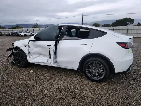7SAYGDEE4RF162046 2024 TESLA MODEL Y - Image 2