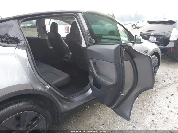 7SAYGDEE4RF178084 2024 TESLA MODEL Y - Image 8