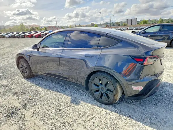 7SAYGDEE4RF195600 2024 TESLA MODEL Y - Image 2