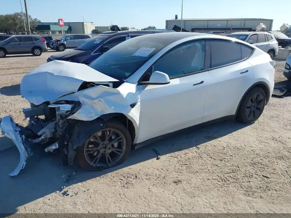 7SAYGDEE4SA352948 2025 TESLA MODEL Y - Image 2